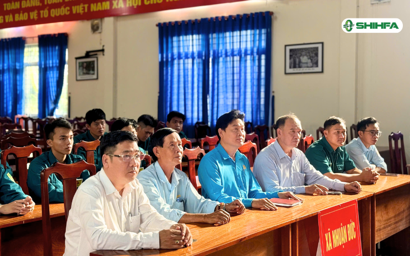 Chương trình trao tặng lốp xe máy cho lực lượng dân quân tự vệ xã Nhuận Đức